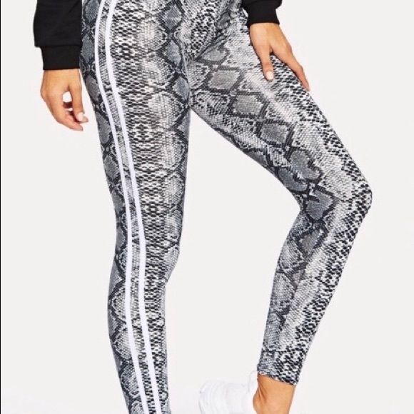SUPER CUTE - Gray snakeskin leggings. - Picture 2 of 2